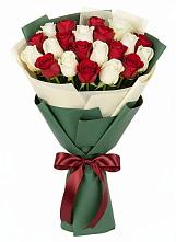 Букет Микс из красных и белых роз в Белово