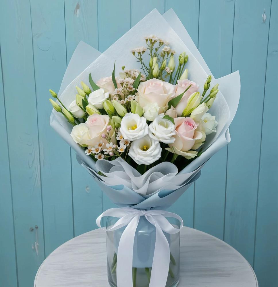 Букет цветов из: Розы и Лизиантусы в Белово