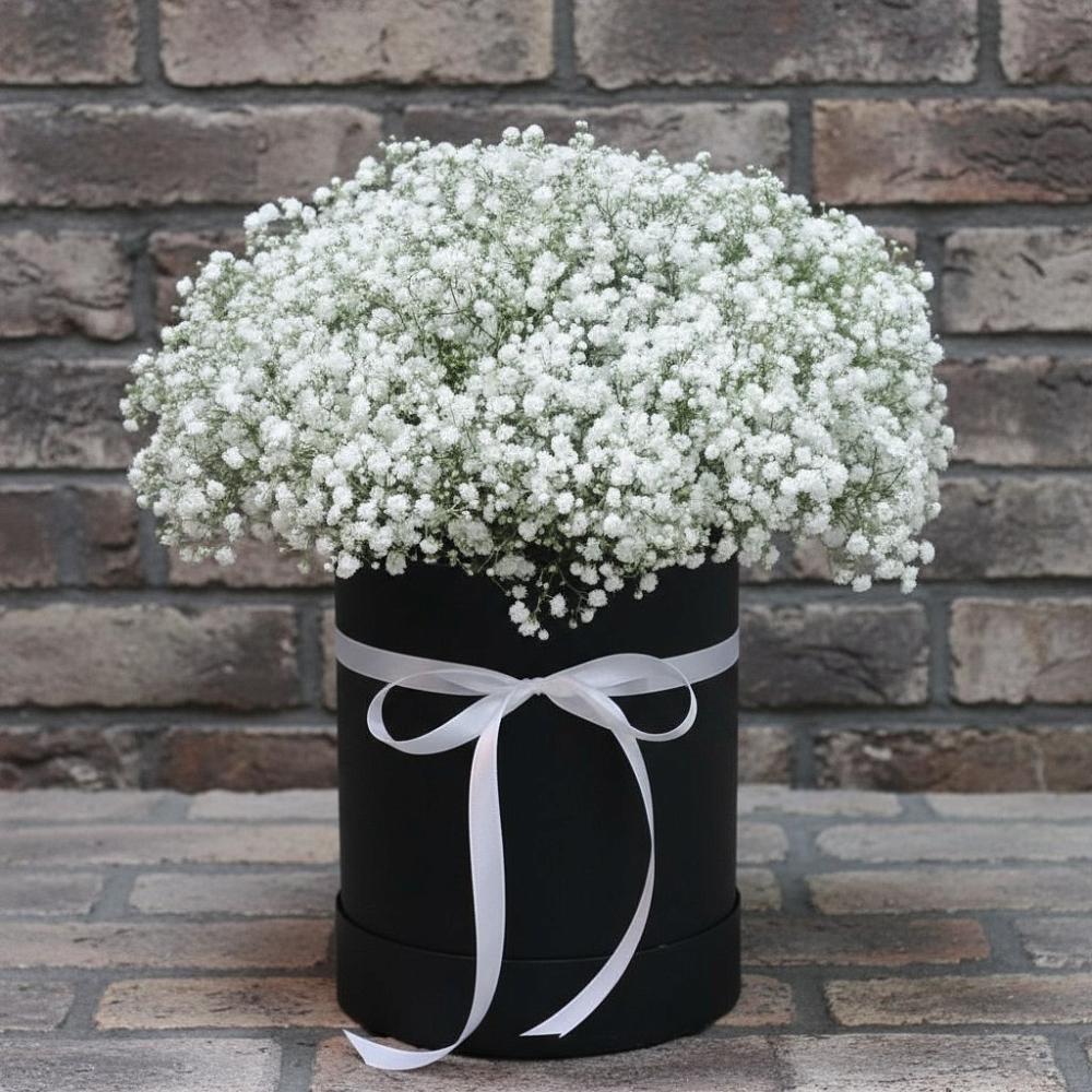 Цветочная композиция из Гипсофила в шляпной коробке в Белово