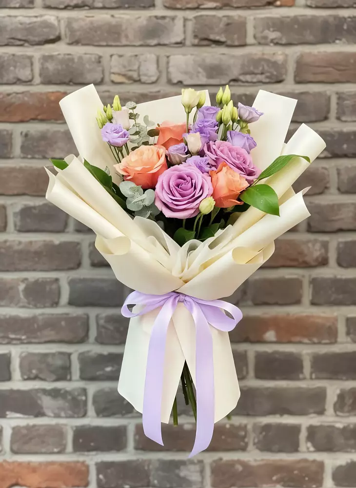 Букет цветов из: Лизиантусы и Розы в Белово