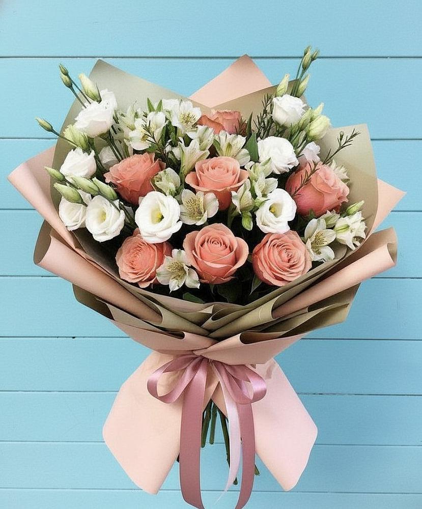 Букет цветов из: Розы, Альстромерии и Лизиантусы в Белово