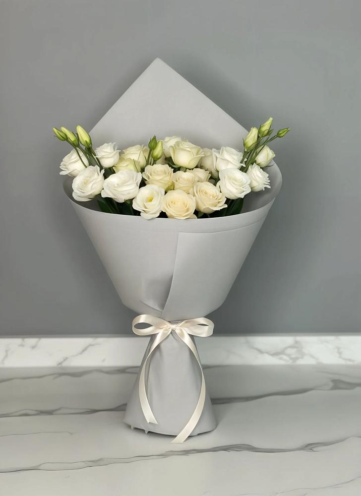 Букет цветов из: Розы и Лизиантусы в Белово