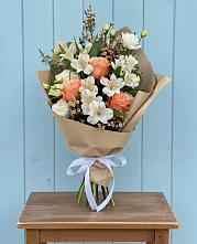 Букет цветов из:  Альстромерии, Лизиантусы, Розы и Хризантемы в Белово