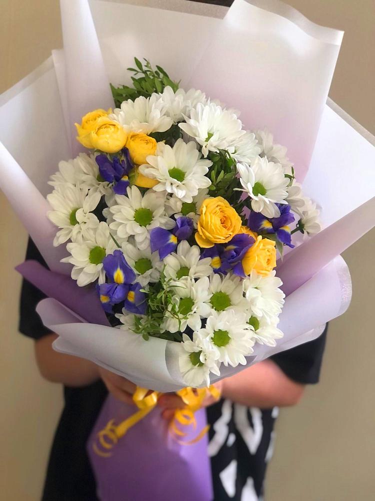 Букет цветов из: Ирисы, Хризантемы и Розы в Белово