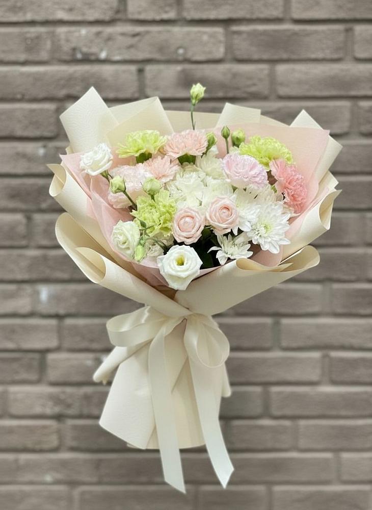 Букет цветов из: Гвоздики, Розы, Лизиантусы и Хризантемы в Белово