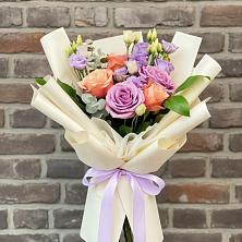Букет цветов из:  Лизиантусы и Розы в Белово