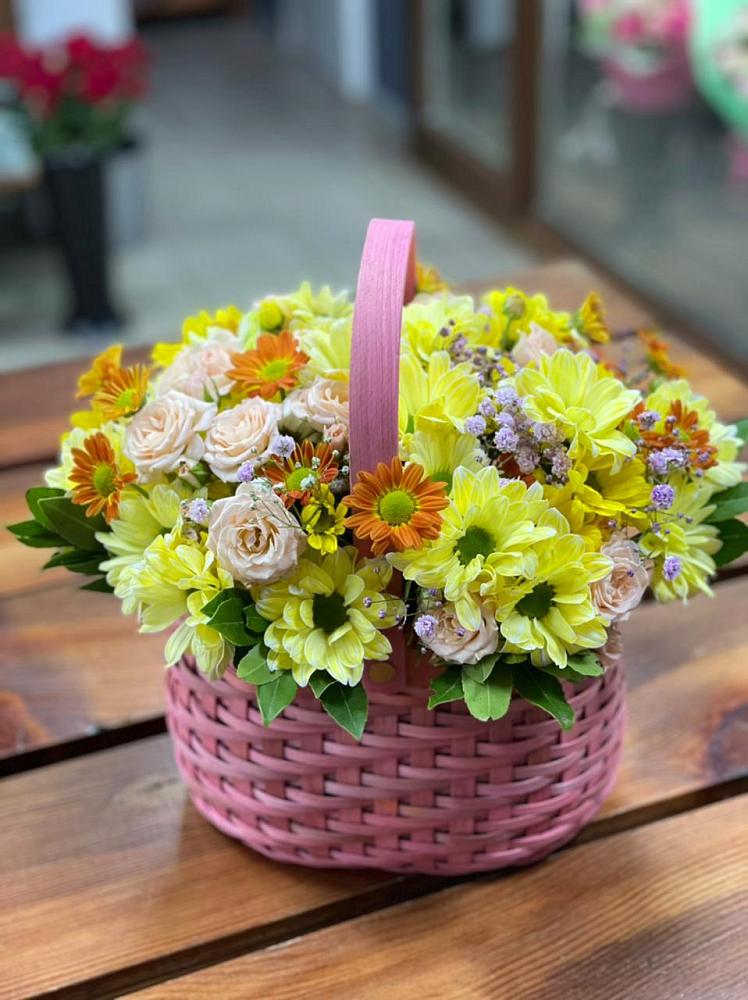 Цветочная композиция из Хризантемы и Розы в корзине в Белово