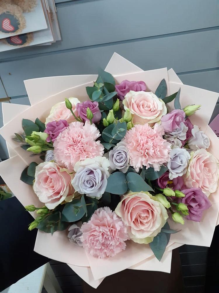 Букет цветов из: Розы, Гвоздики и Лизиантусы в Белово