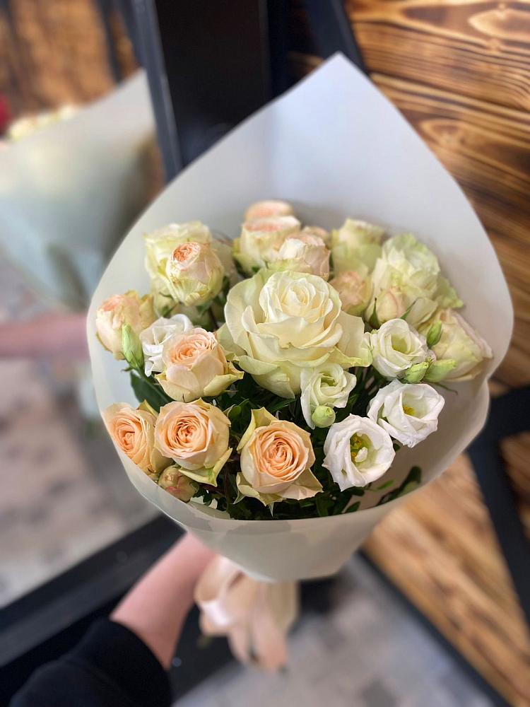 Букет цветов из: Розы и Лизиантусы в Белово