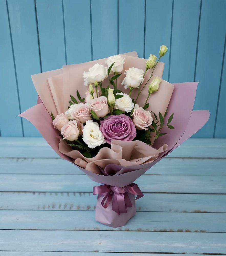 Букет цветов из: Розы и Лизиантусы в Белово